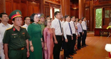 Đoàn đại biểu tưởng niệm Chủ tịch Hồ Chí Minh tại Khu di tích quốc gia đặc biệt Kim Liên.