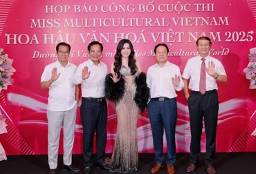 Ban tổ chức, ban giám khảo chụp ảnh lưu niệm tại buổi họp báo.