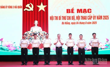 Thủ trưởng Bộ Tư lệnh Vùng 3 tặng bằng khen cho các tập thể, cá nhân đạt giải cao trong hội thi, hội thao. (Ảnh: ĐÌNH TĂNG)
