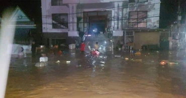 Trung tâm xã Mường Xén (huyện Kỳ Sơn cũ) chìm trong biển nước trong đêm 22/7.