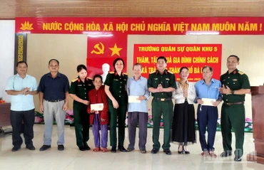 Trường Quân sự Quân khu tặng quà gia đình chính sách. (Ảnh: ĐÌNH TĂNG)