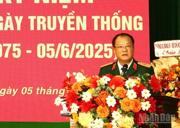 Thiếu tướng Cao Phi Hùng, Ủy viên Ban Thường vụ Đảng ủy, Phó Tư lệnh Quân khu 5 phát biểu chỉ đạo tại buổi lễ. (Ảnh: ĐÌNH TĂNG).