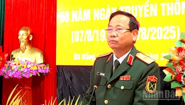 Thiếu tướng Hứa Văn Tưởng, Phó Tư lệnh Quân khu 5 phát biểu chỉ đạo tại buổi lễ. (Ảnh: ĐÌNH TĂNG)