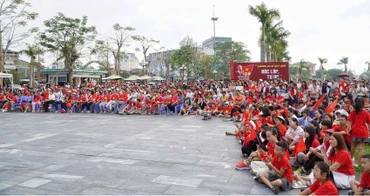 Hàng nghìn người dân Nghệ An đổ về Quảng trường Hồ Chí Minh trong sáng 2/9.