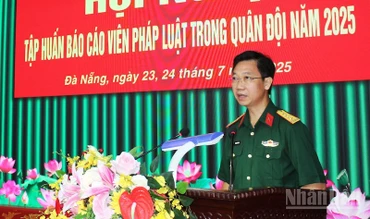 Đại tá Phạm Đức Hoài, Phó Cục trưởng Cục Pháp chế (Bộ Quốc phòng) phát biểu khai mạc hội nghị. (Ảnh: ĐÌNH TĂNG)