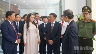 Đồng chí Trần Cẩm Tú đã đến kiểm tra công tác triển khai mô hình chính quyền địa phương 2 cấp tại phường Hải Châu. (Ảnh: Nhóm PV)