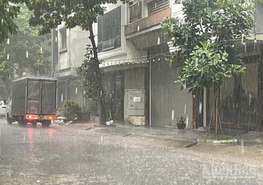 Vào thời điểm 17 giờ 50 phút, ngày 12/7, một số nơi thuộc khu vực nội thành Hà Nội đang có mưa rào. (Ảnh minh họa: Đ.T)