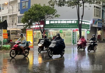 Dự báo khu vực Hà Nội có mưa rào và dông rải rác. (Ảnh minh họa: Đ.T)