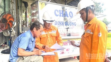 Đẩy mạnh tuyên truyền, hướng dẫn khách hàng cài đặt sử dụng các kênh thông báo chính thức của ngành điện để nắm bắt thông tin an toàn sử dụng điện. (Ảnh: ĐÌNH TĂNG)