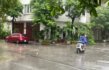 Hiện tại ở Phường Kiến Hưng, TP Hà Nội đang có mưa to. (Ảnh: Đ.T)