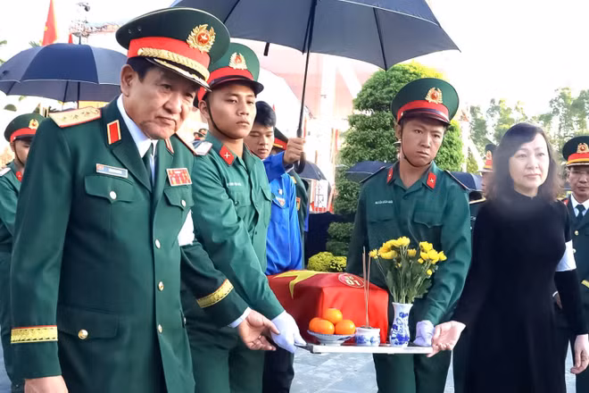 Lãnh đạo Bộ Quốc phòng và lãnh đạo tỉnh Đồng Nai đưa tiễn hài cốt liệt sĩ về lòng đất mẹ.