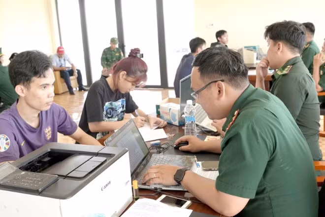 Bộ đội Biên phòng tỉnh Đồng Nai thực hiện các thủ tục đối với các công dân vừa tiếp nhận từ phía Campuchia.