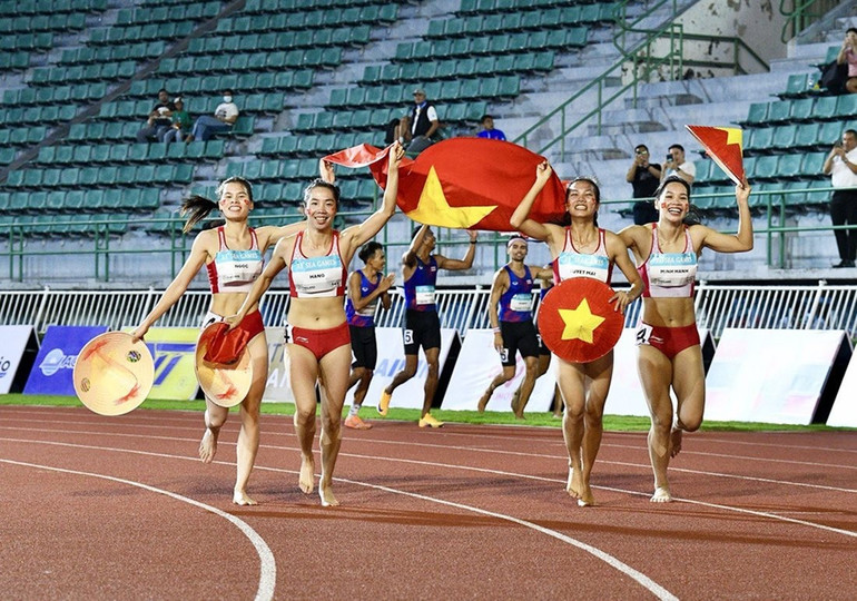 to-tiep-suc-nu-4x400m-xuat-sac-gianh-hcv-sea-games-33-anh-pham-huyen.jpg