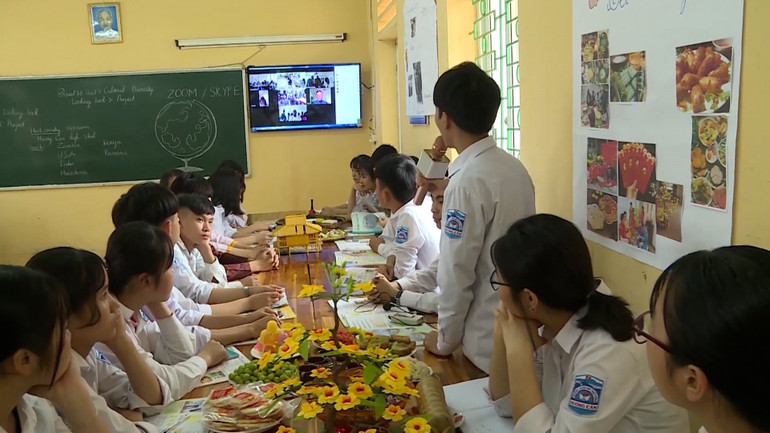 Mô hình “Lớp học xuyên biên giới” giúp học sinh vùng cao kết nối với thế giới qua những tiết học tiếng Anh trực tuyến. lop-hoc-khong-bien-gioi.jpg