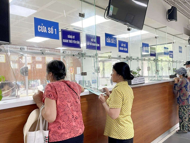 Người bệnh đăng ký khám tại Bệnh viện Hữu Nghị.