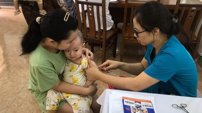 Thăm khám sức khỏe trẻ em tại Trạm Y tế Phan Đình Phùng, phường Mỹ Hào (tỉnh Hưng Yên). z7111713076712-c712f50f8a5e964370039920284a62dd-2058.jpg
