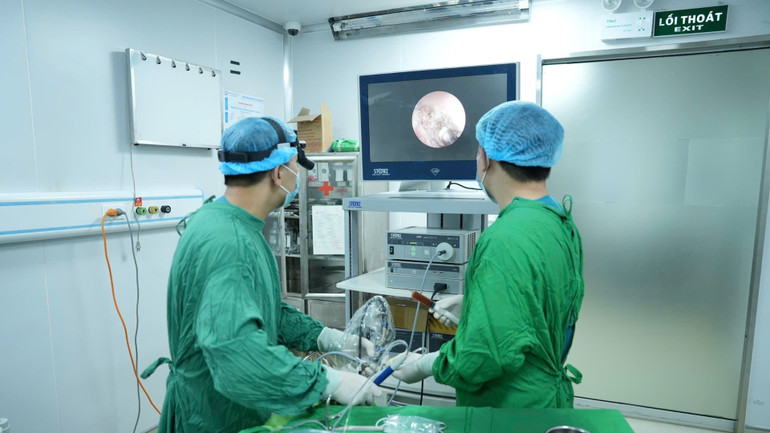 Một ca nội soi tại Bệnh viện Đông Đô (Hà Nội). z7098063980210-7deb8e30a002892dbfe396c86e4a3436-527.jpg