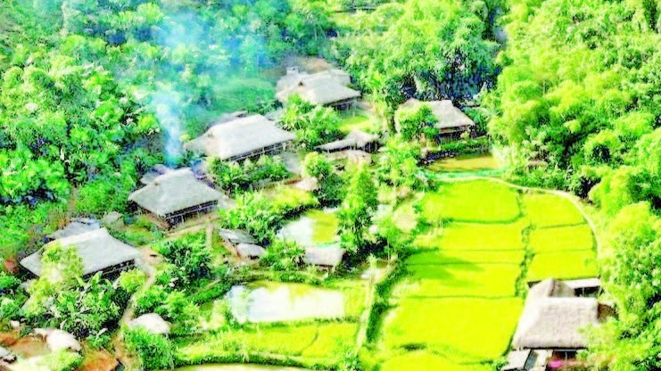 Những nếp nhà sàn truyền thống của đồng bào Tày trải dọc triền đồi xanh mát. 5-9137.jpg