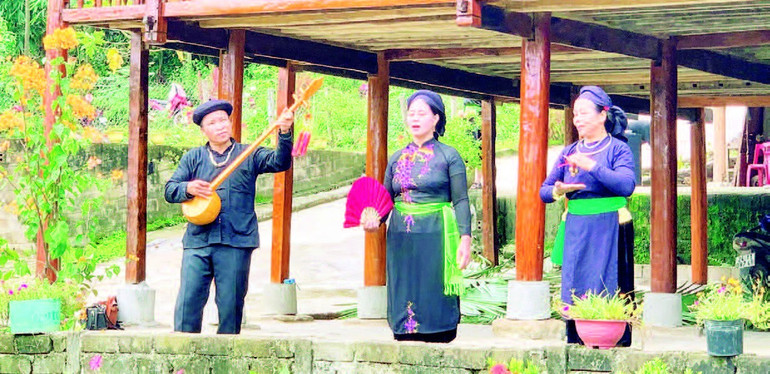 Trình diễn hát then, đàn tính phục vụ khách du lịch. 3.jpg
