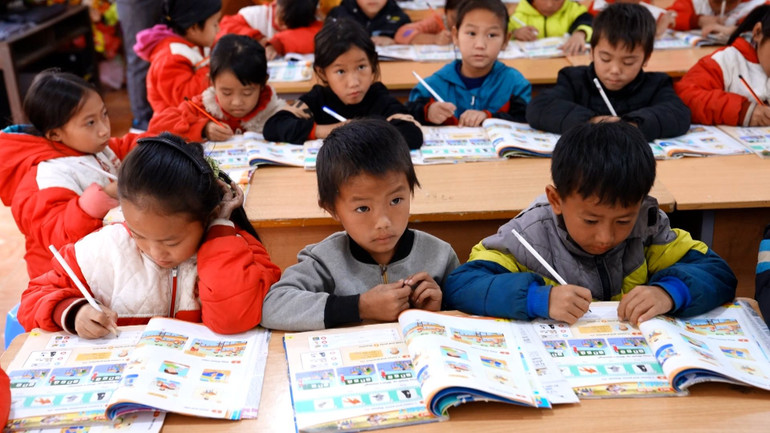 Giờ học tiếng Anh của học sinh Trường Tiểu học Tả Lủng - một trong những điểm trường xa nhất của xã Mèo Vạc. tieu-hoc-ta-lung.jpg