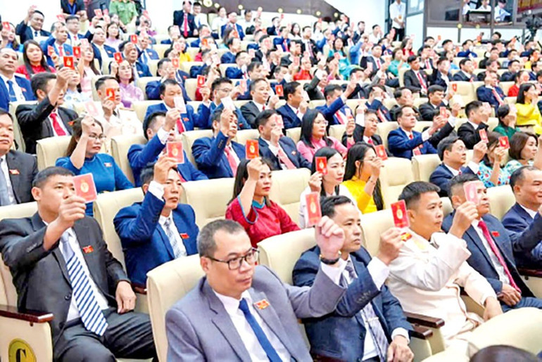 Các đại biểu biểu quyết thông qua nghị quyết tại Đại hội đại biểu lần thứ I Đảng bộ tỉnh Thái Nguyên, nhiệm kỳ 2025-2030. 212.jpg