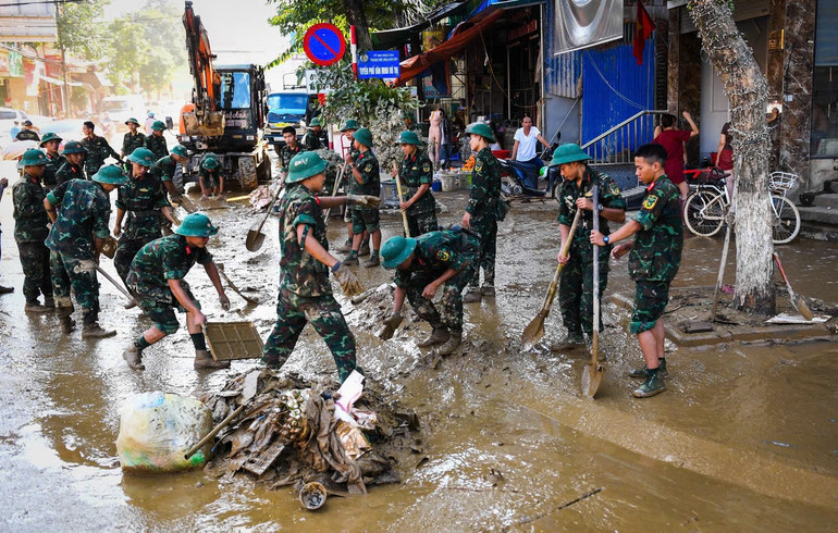 Bộ đội giúp dân dọn bùn sau bão lũ. Ảnh trong bài | Thành Đạt 256b675d5740da1e8351.jpg