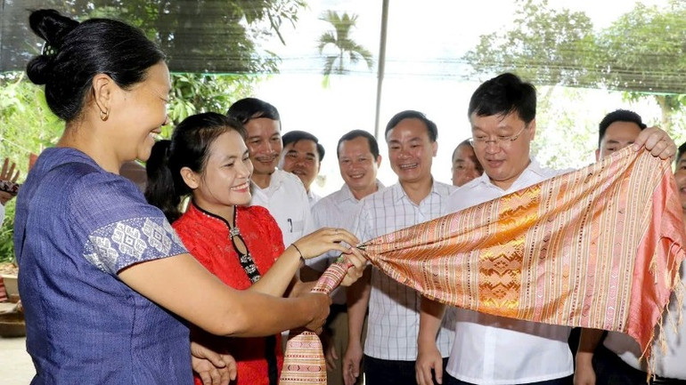 Bí thư Tỉnh ủy Nghệ An Nguyễn Đức Trung thăm Hợp tác xã Làng nghề thổ cẩm Hoa Tiến. Ảnh | Phạm Bằng ba-bich-9799.jpg