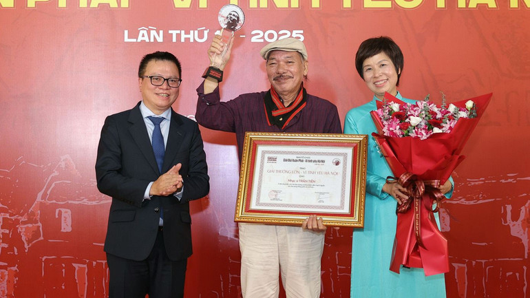 Nhạc sĩ Trần Tiến nhận Giải thưởng Lớn - Vì tình yêu Hà Nội. 41.jpg