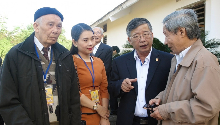 Nhà nghiên cứu văn hoá Võ Hồng Huy ( bìa trái) và nhà nghiên cứu văn hoá Thái Kim Đỉnh ( bìa phải) trong một lần đi thực tế ở địa phương tại Hà Tĩnh. 9595aa83f3937ecd2782.jpg