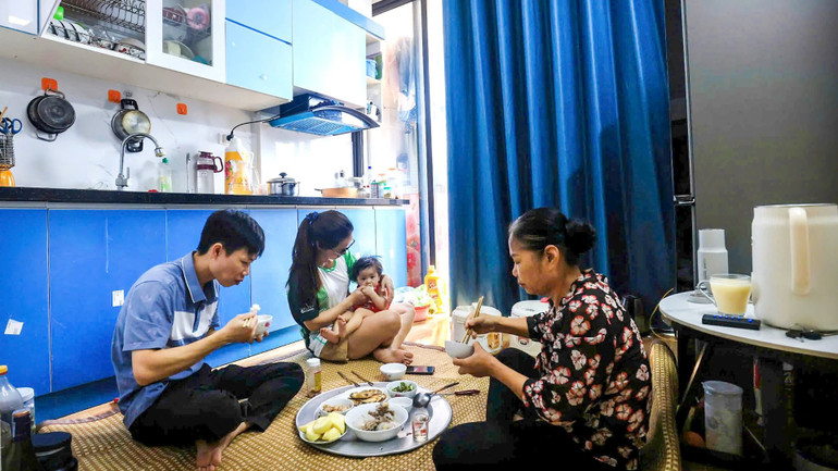 Những người dân lao động có thu nhập thấp sống tại khu nhà ở xã hội. fe02198a-6749-4069-b5db-6799e553d79c-7359.jpg