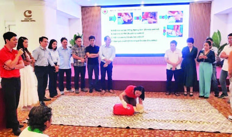 Các nhà báo được tập huấn kỹ năng tác nghiệp an toàn trong thiên tai. (Ảnh QUANG TIẾN) d13231s.jpg
