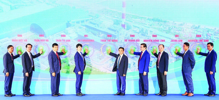 Các đại biểu thực hiện nghi thức khánh thành Tổ máy số 1 Nhà máy Nhiệt điện Vũng Áng II. (Ảnh Đình Nhất) d41351356.jpg