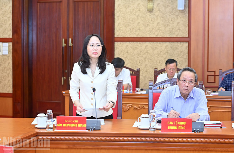 Đồng chí Lâm Thị Phương Thanh, Ủy viên Trung ương Đảng, Phó Chánh Văn phòng Thường trực Văn phòng Trung ương Đảng báo cáo tại hội nghị. ndo_bl_a3-bnd-1079.jpg
