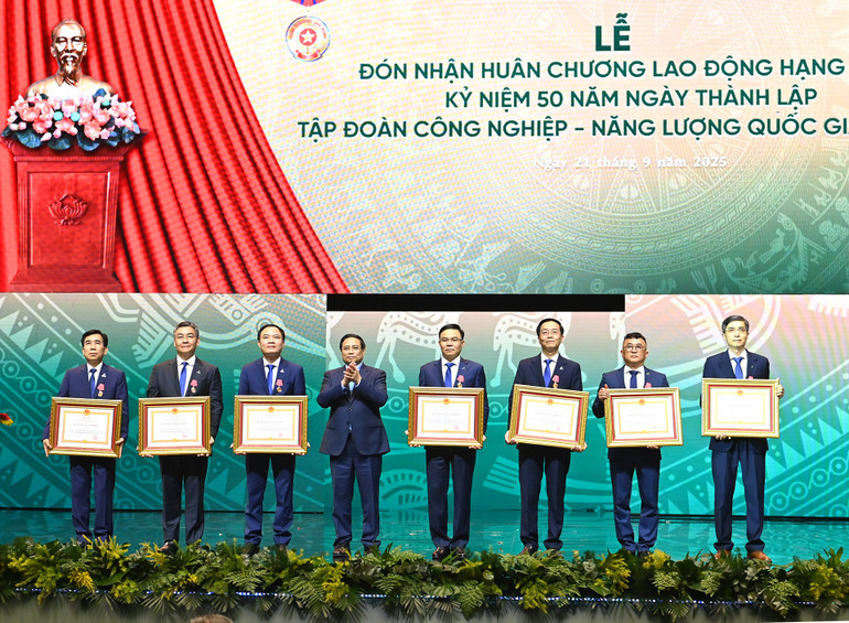 Thủ tướng Chính phủ Phạm Minh Chính trao Huân chương Lao động hạng Nhất, Nhì và Ba tặng lãnh đạo Tập đoàn Công nghiệp-Năng lượng quốc gia Việt Nam và đơn vị thành viên. (Ảnh: ĐĂNG KHOA) a9-bnd-7569.jpg