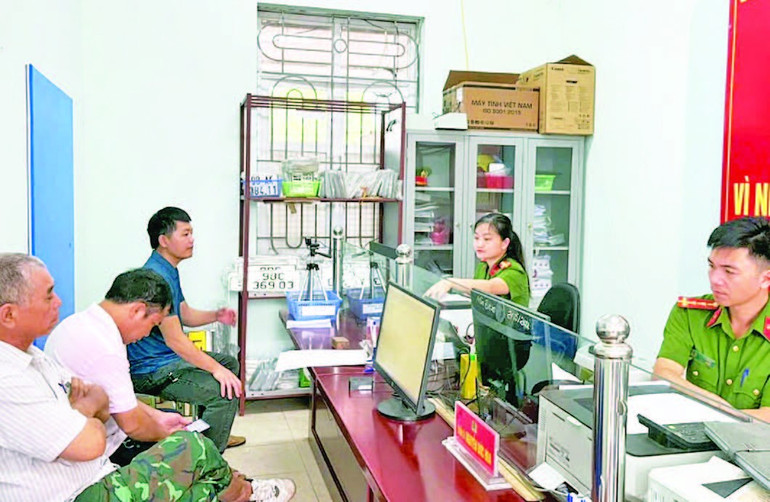 Bộ phận tiếp nhận hồ sơ cấp, đổi giấy phép lái xe tại xã Tân Yên. (Ảnh NGỌC ANH) s4465.jpg
