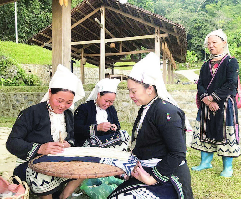 Phụ nữ dân tộc Dao Tiền in hoa văn bằng sáp ong. (Ảnh TRƯỜNG HÀ) s56.jpg