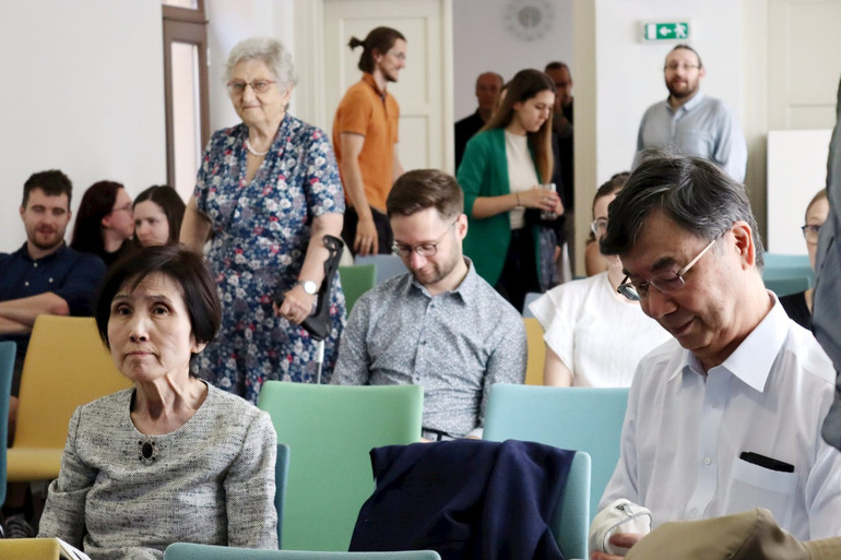 Bà Noriko luôn đồng hành cùng người chồng &quot;ghét điện thoại&quot; trong mọi hoạt động.