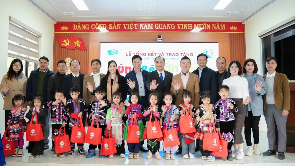 Đại diện Ban tổ chức trao tặng sản phẩm dinh dưỡng Zott Monte cho trẻ em khó khăn ở Lai Châu. (Ảnh NFVC)