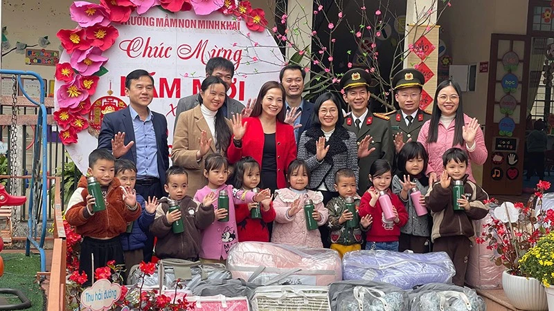 Lãnh đạo Quỹ Bảo trợ trẻ em Việt Nam, đại diện Everpia tặng quà học sinh Trường mầm non Minh Khai, tỉnh Lạng Sơn, nhân dịp Tết Nguyên đán 2026. (Ảnh BTC)