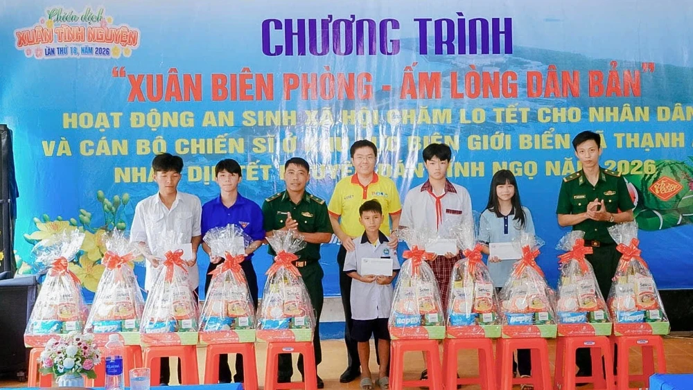 Đồn Biên phòng Thạnh An phối hợp trao quà Tết cho học sinh có hoàn cảnh khó khăn. (Ảnh: QUANG TIẾN).