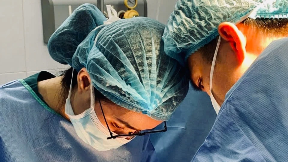 Ê-kíp bác sĩ thực hiện ca phẫu thuật.