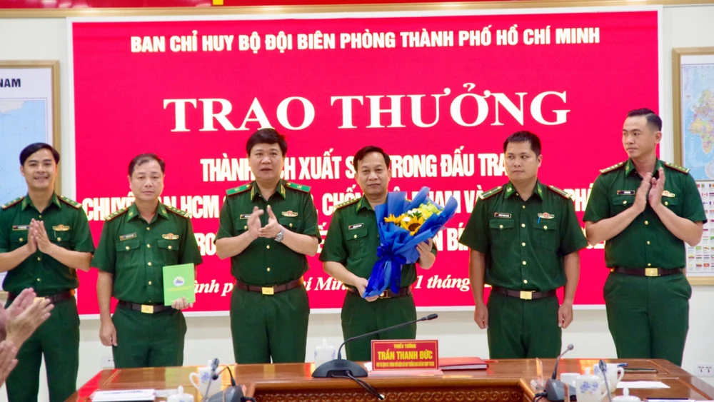 Khen thưởng tập thể có thành tích đấu tranh với đối tượng sản xuất, tàng trữ tiền giả. (Ảnh: Biên phòng cung cấp)