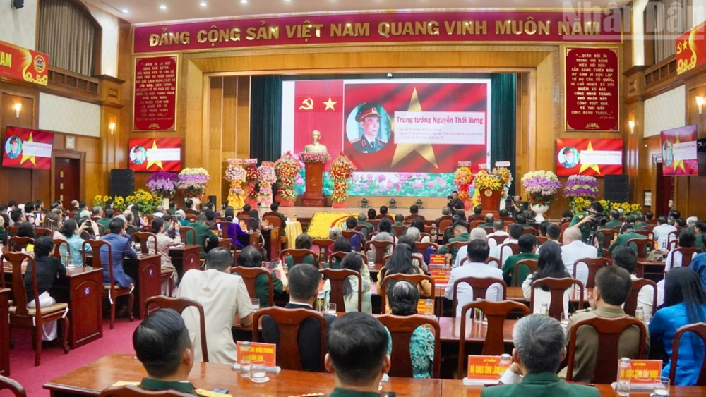 Lễ trao tặng danh hiệu Anh hùng Lực lượng vũ trang nhân dân tại Bộ Tư lệnh Quân khu 7.