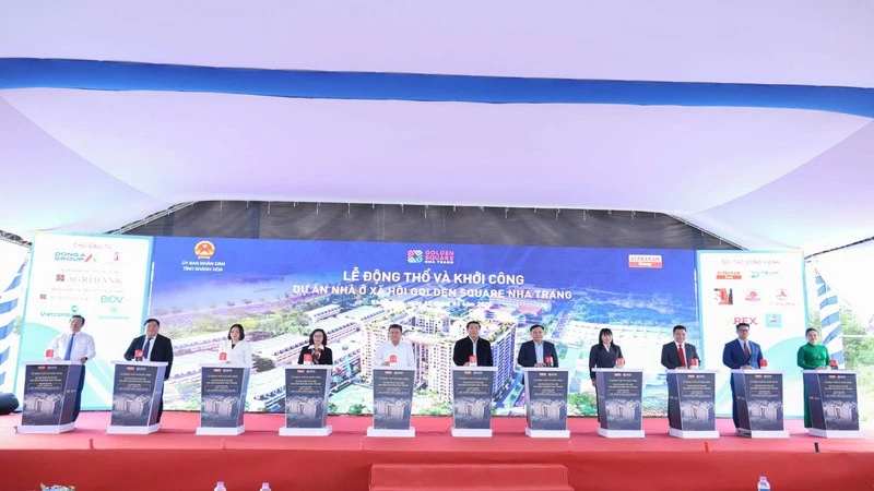 Thực hiện nghi thức động thổ và khởi công Dự án Nhà ở xã hội CT-01, Golden Square, Nha Trang. (Ảnh: MẠNH HÙNG) 