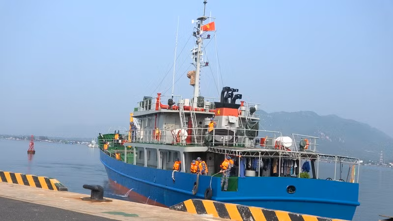 Tàu KT705 cập cảng Cam Ranh. (Ảnh: CTV)