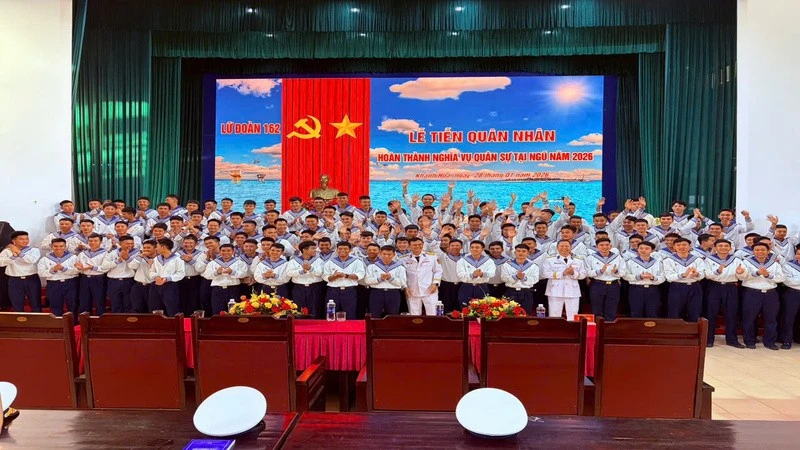 Cán bộ, chiến sĩ Lữ đoàn 162 chụp ảnh lưu niệm. (Ảnh: Cộng tác viên)