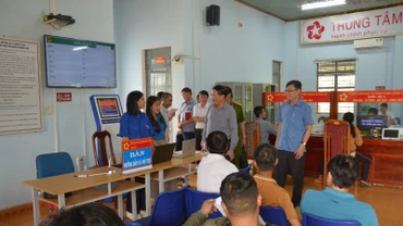 Chủ tịch Ủy ban nhân dân tỉnh Phạm Anh Tuấn thăm hỏi người dân đang làm thủ tục tại Trung tâm phục vụ hành chính công xã Đức Cơ.