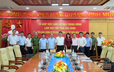 Các đại biểu chụp ảnh lưu niệm sau buổi làm việc. (Ảnh: TRƯỜNG AN)