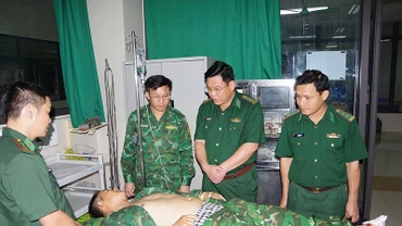 Lãnh đạo Bộ đội Biên phòng tỉnh Thanh Hóa thăm hỏi, động viên đồng đội yên tâm điều trị vết thương.