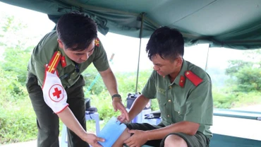 Các bác sĩ bệnh viện 19-8 tham gia công tác chăm sóc sức khỏe cho chiến sĩ tập luyện diễu binh, diễu hành. (Ảnh: bệnh viện cung cấp)